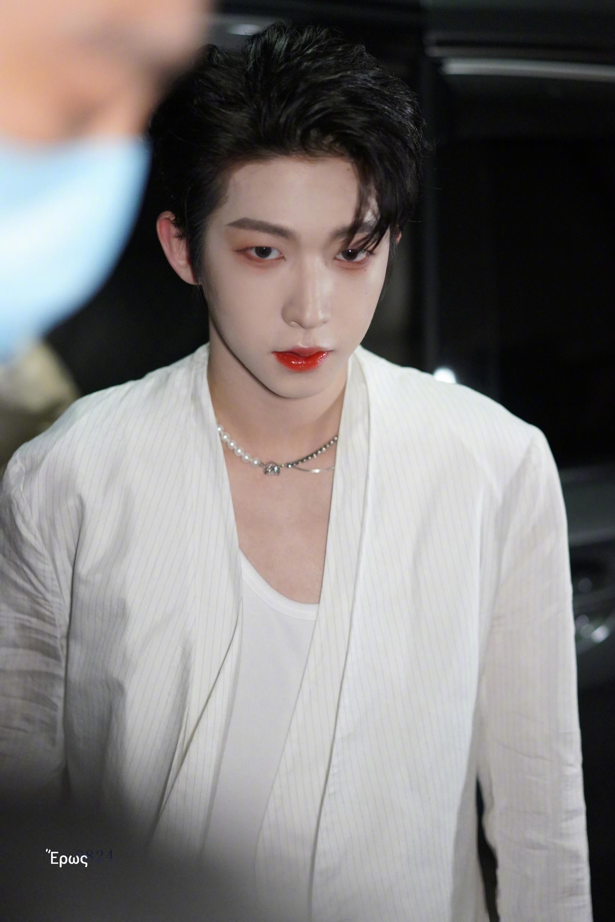 刘宇直播造型!拜托这也太帅了,甜c今天又酷帅酷帅的!