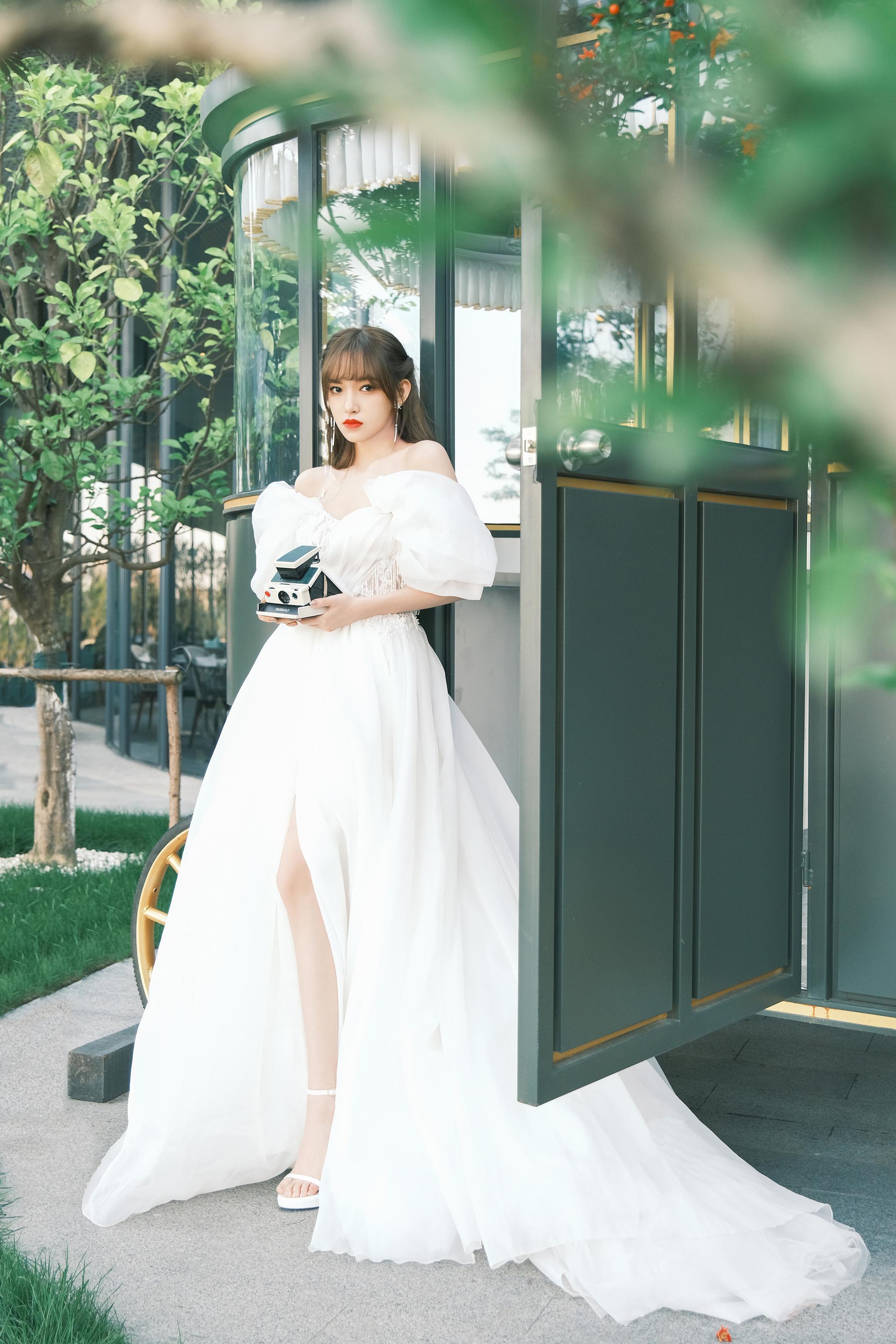 乘着她的南瓜车来了～一袭白色露肩泡泡袖长裙温柔高雅……|程潇_新浪