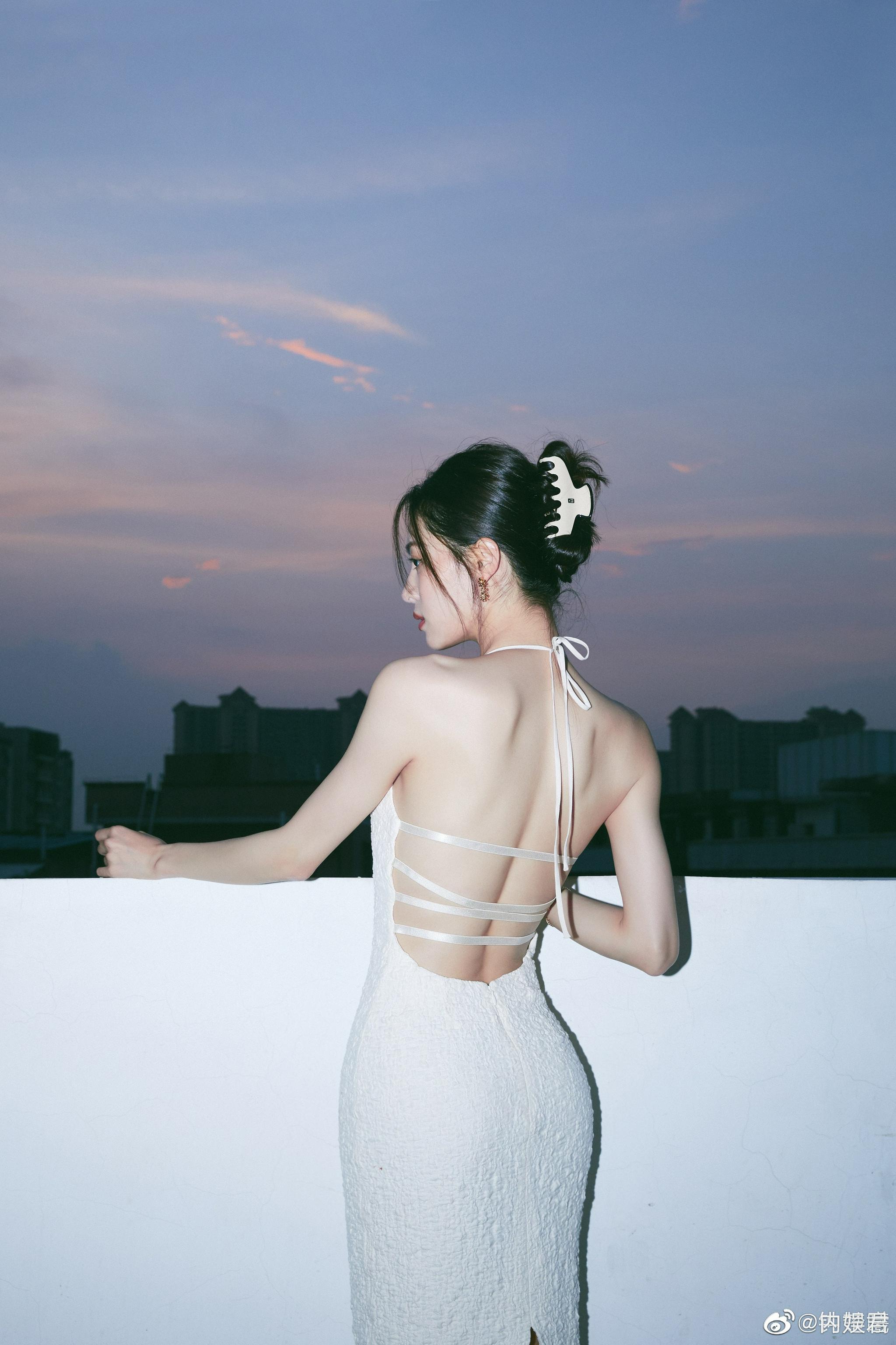 钟楚曦分享顶楼大片,不得不感叹姐真的好会拍……__财经头条