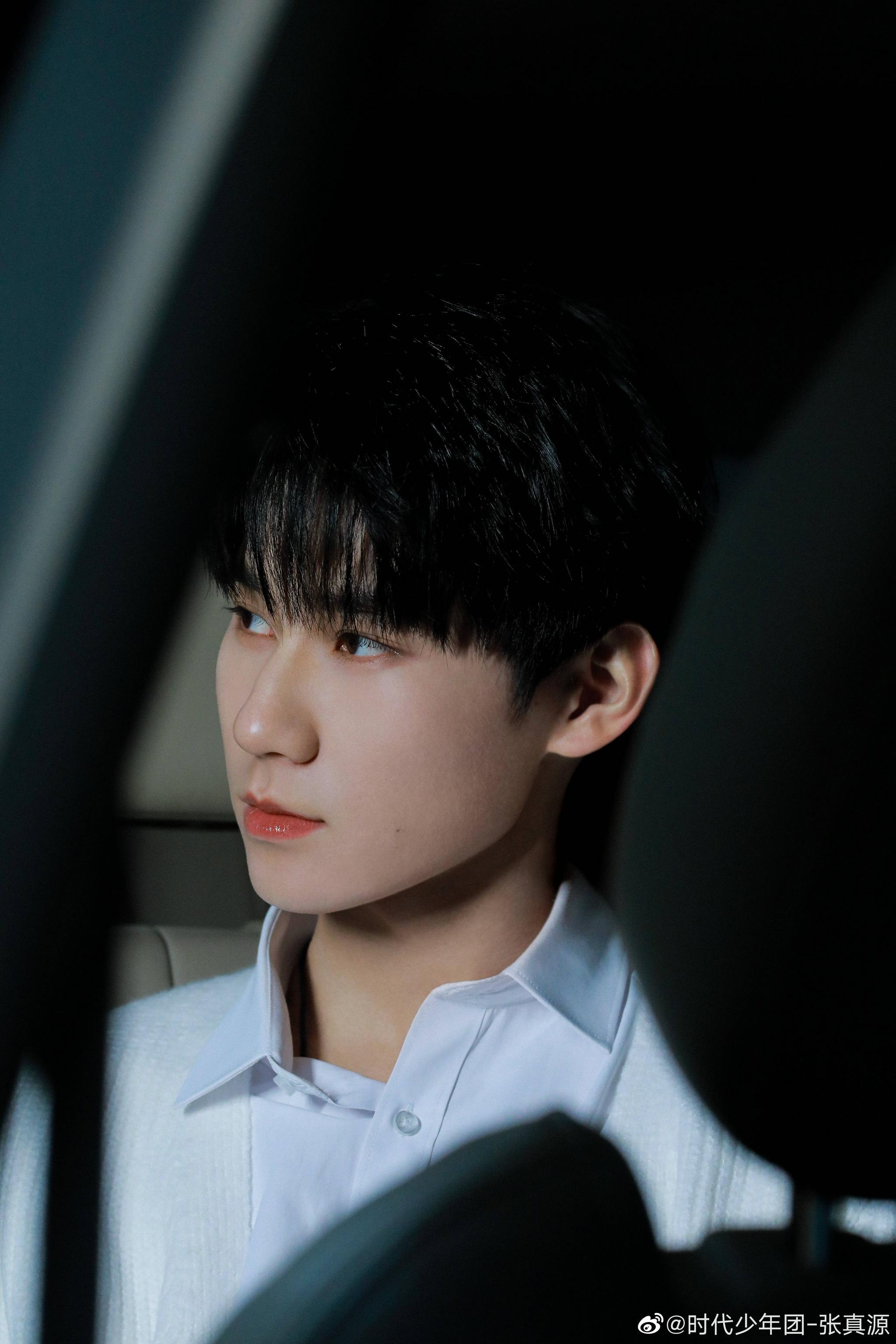张真源更新车窗照这个侧颜这个骨相这个下颌线
