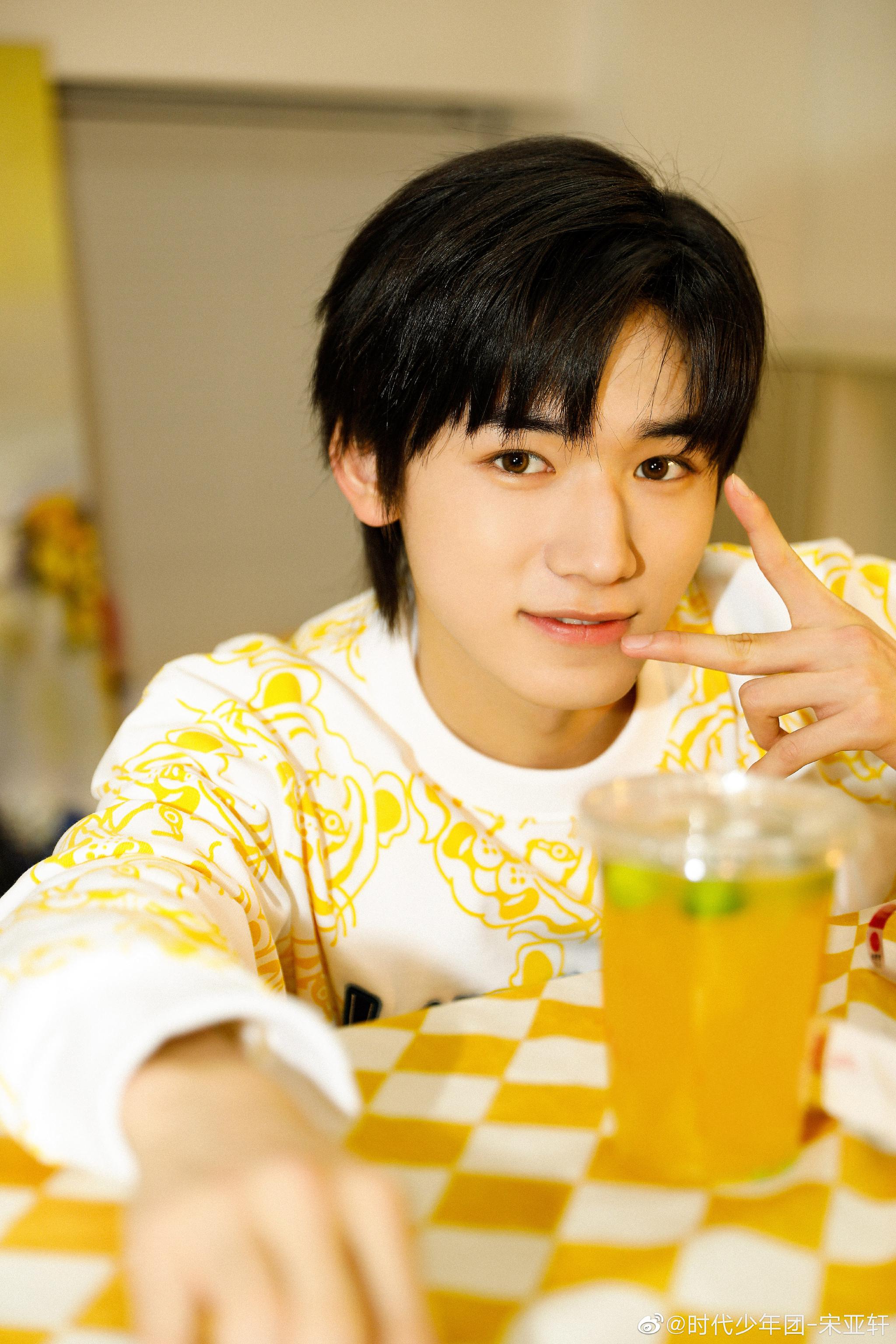 宋亚轩分享了一组黄色系写真,甜甜的笑容太治愈了吧……|宋亚轩_新浪