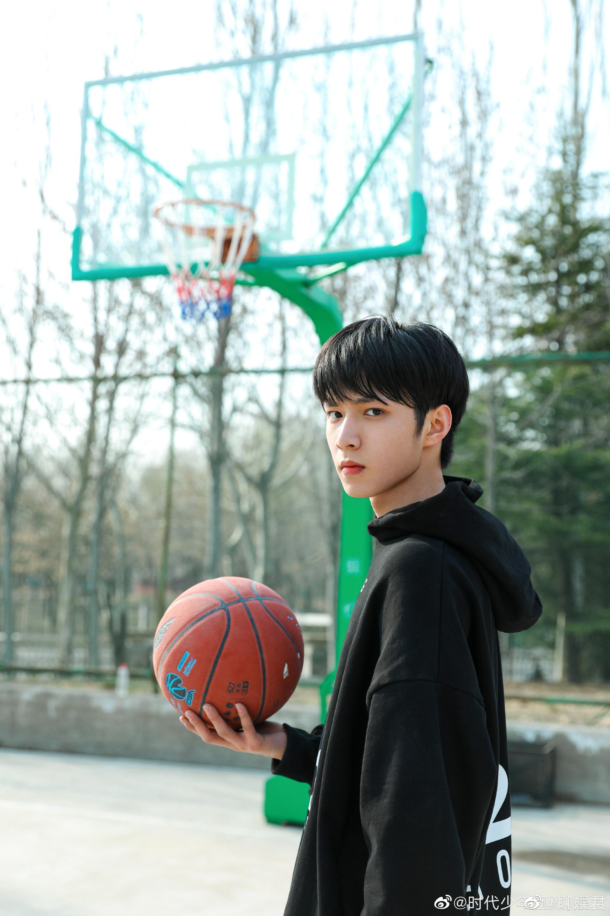 刘耀文篮球场六宫格随拍来了!