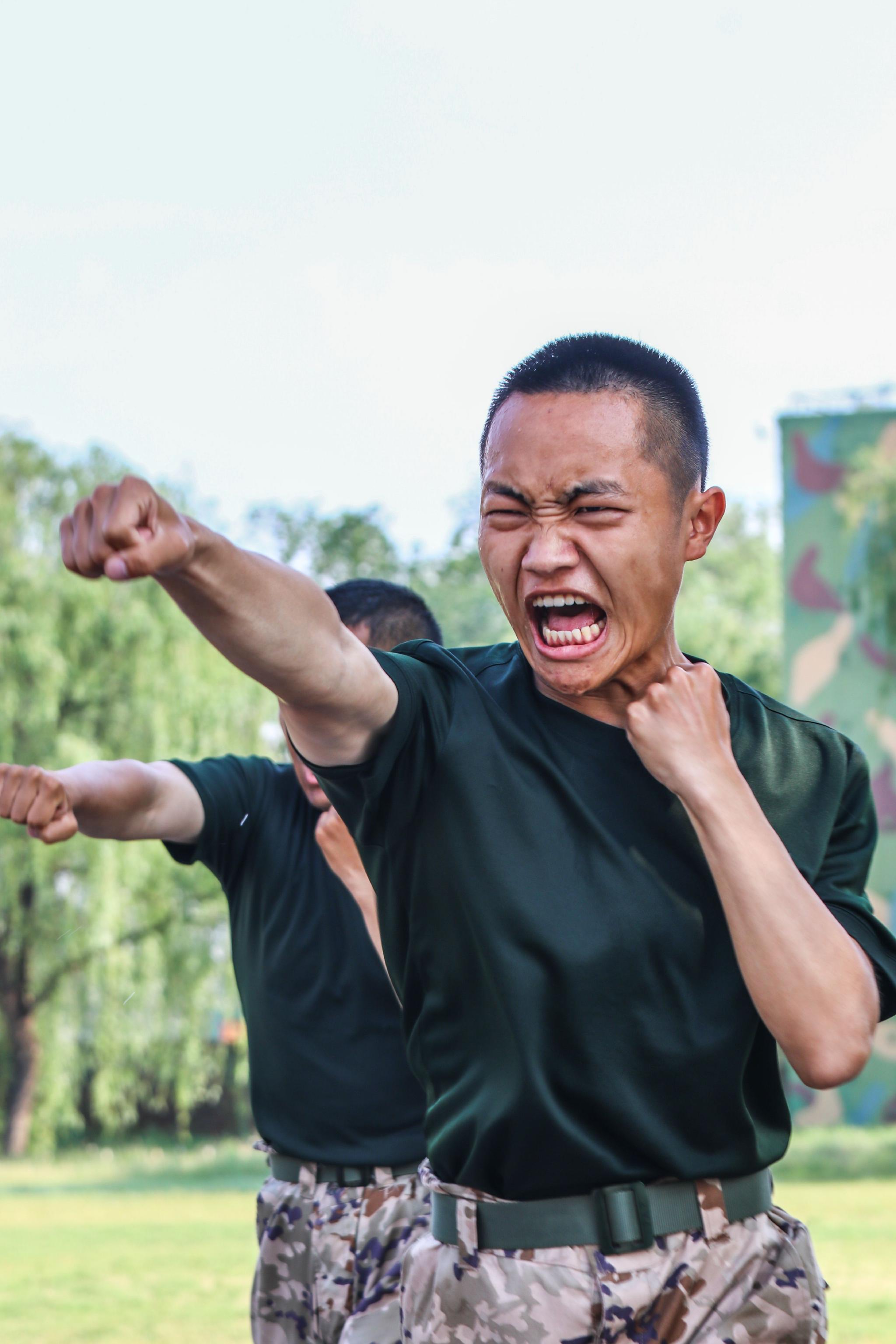 血性十足武警天津总队新兵擒敌训练马永康王良