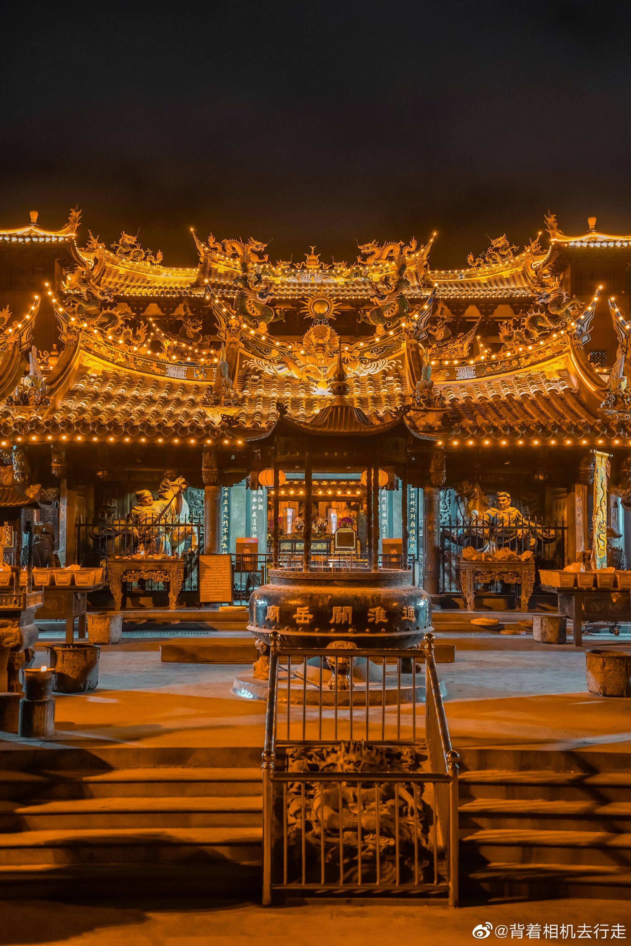 闽南建筑特色"厝顶有戏出",泉州通淮关岳庙精美的瓷雕装饰……__财经