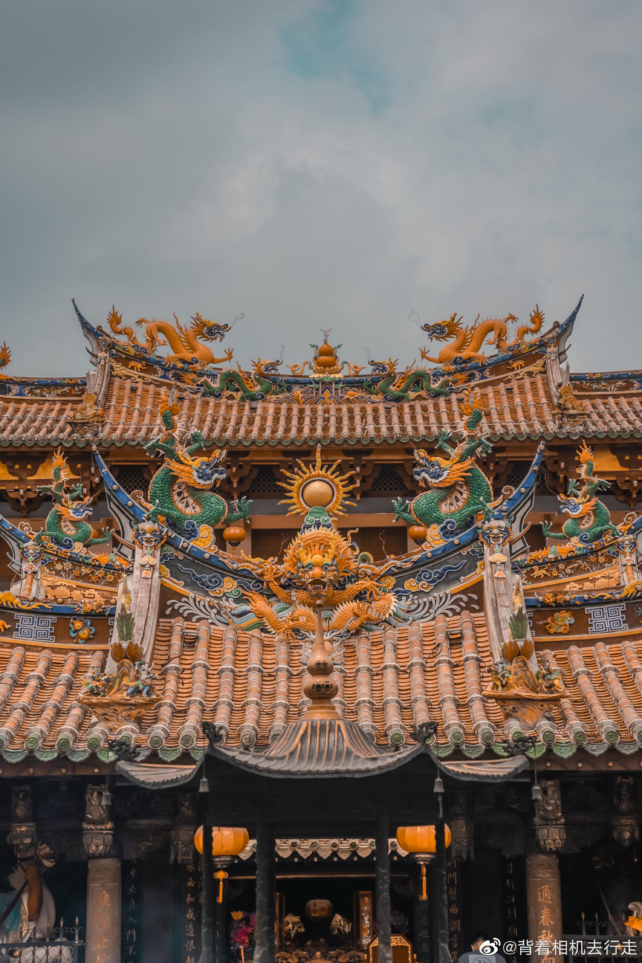 闽南建筑特色厝顶有戏出泉州通淮关岳庙精美的瓷雕装饰