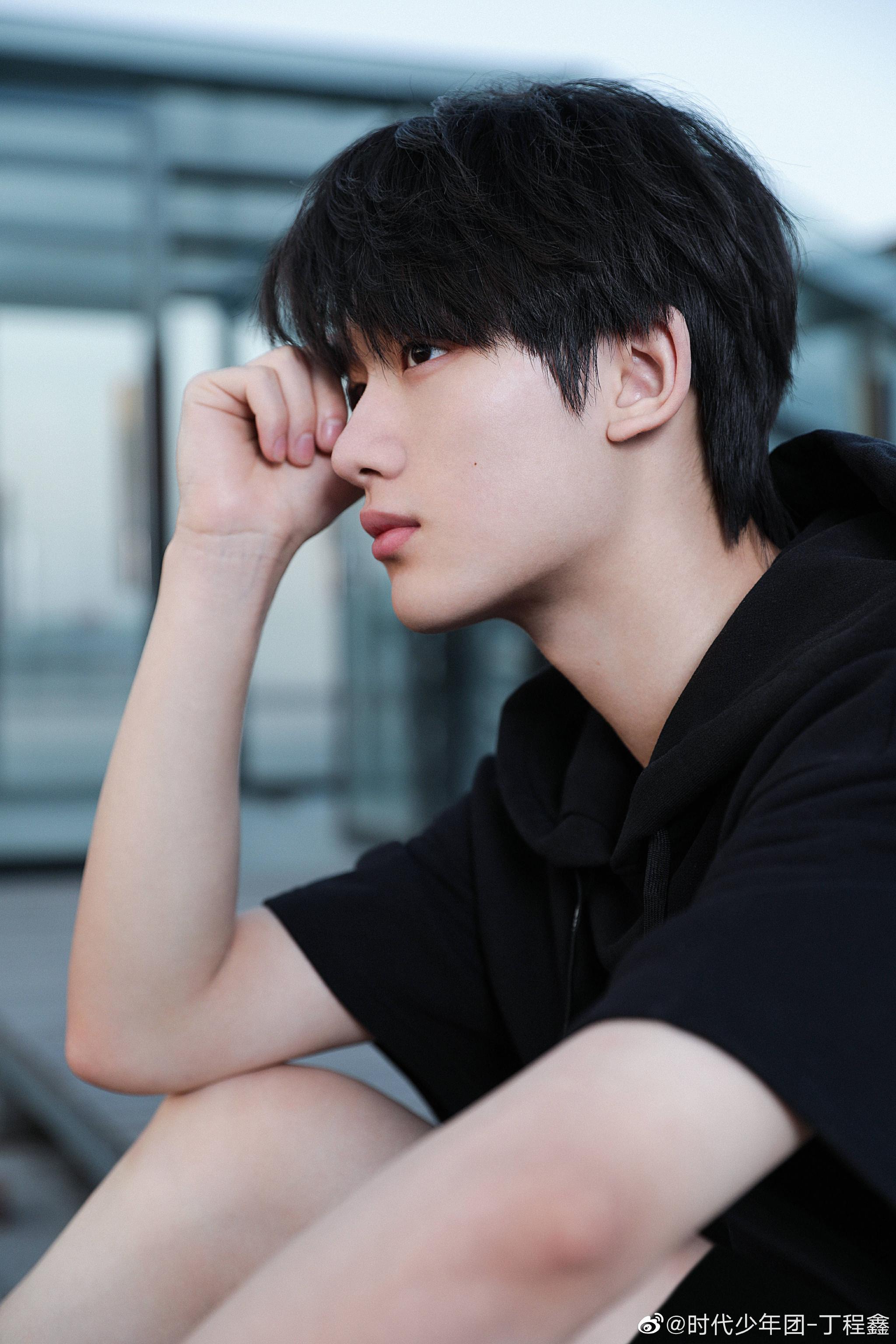 丁程鑫晒你要快乐mv花絮照朝气满满的阳光帅气大男孩