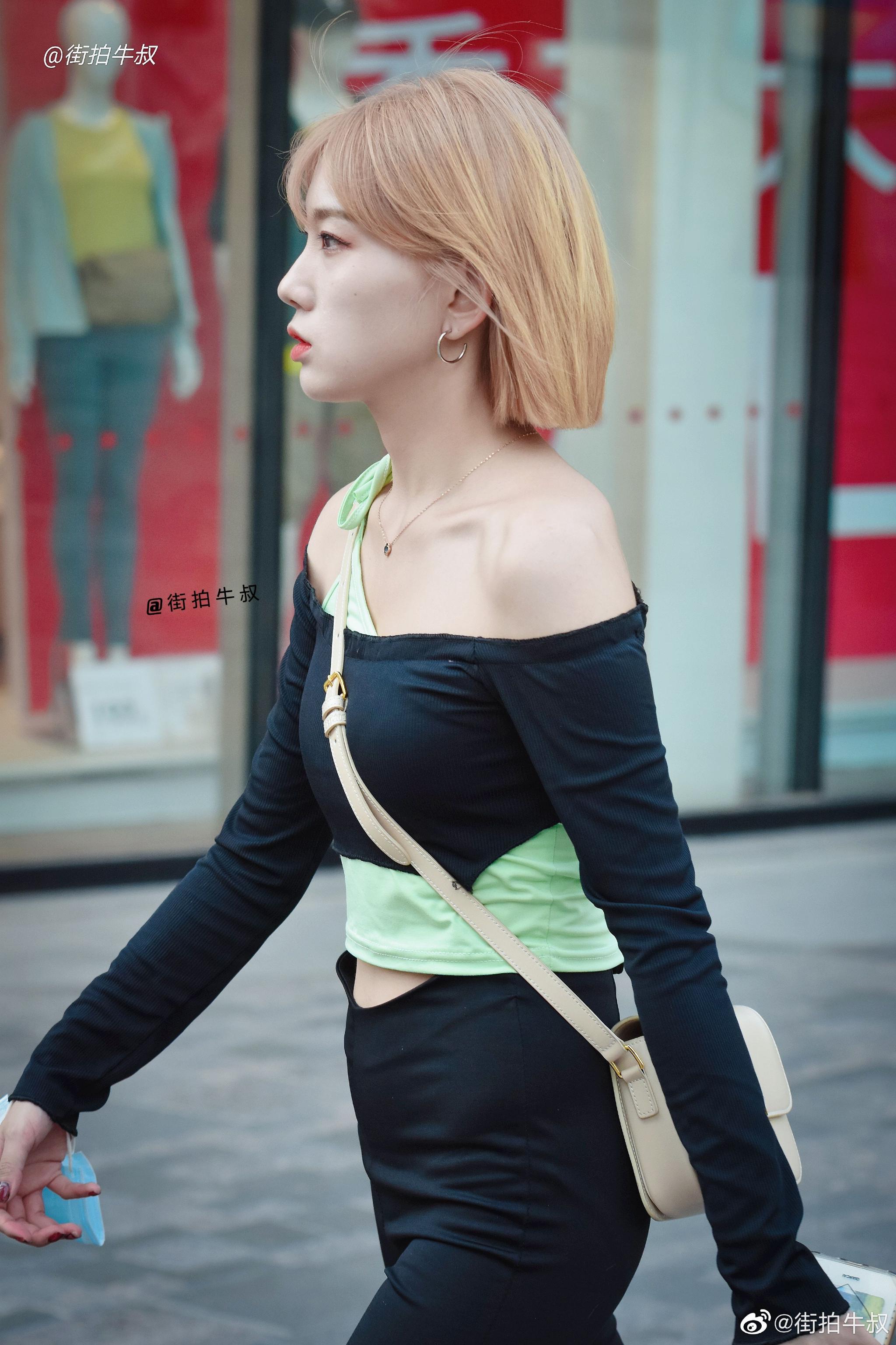 小美女一身时尚的穿搭出街