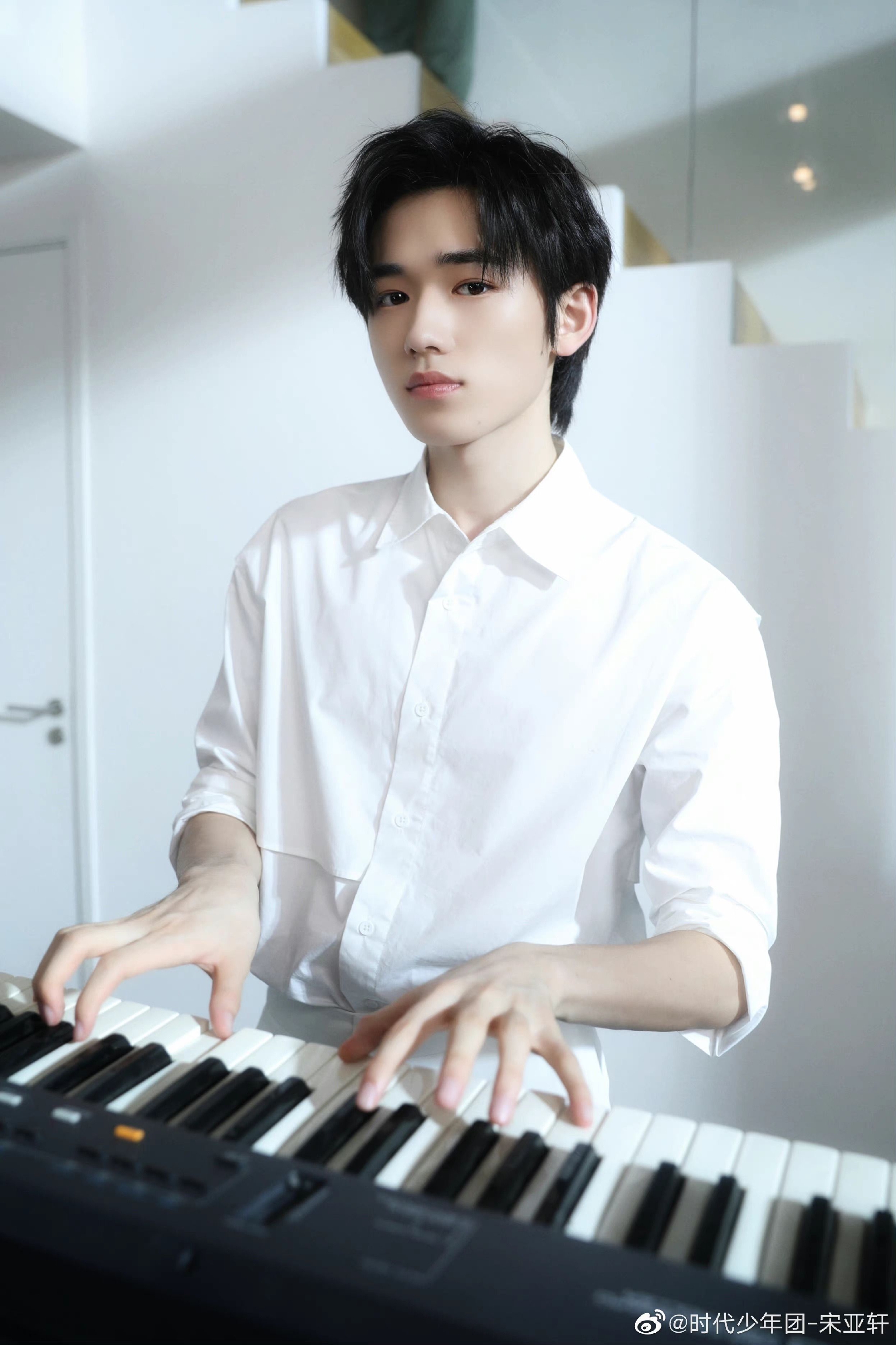 宋亚轩分享"手肘演奏法" 白衬衫的宋亚轩诶!__财经头条
