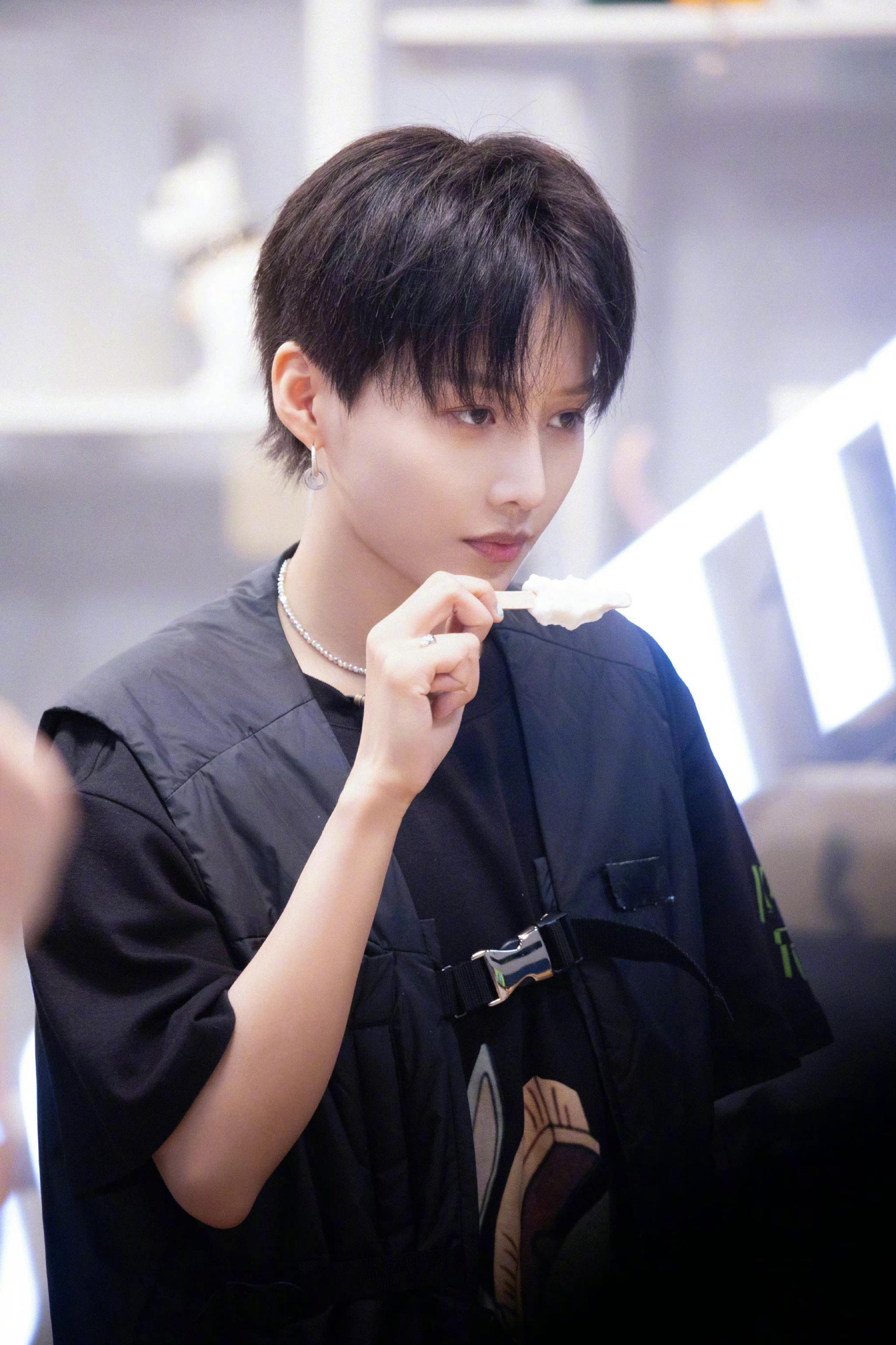 刘雨昕街舞火锅局随拍,和跳舞的状态好不一样噢!__财经头条