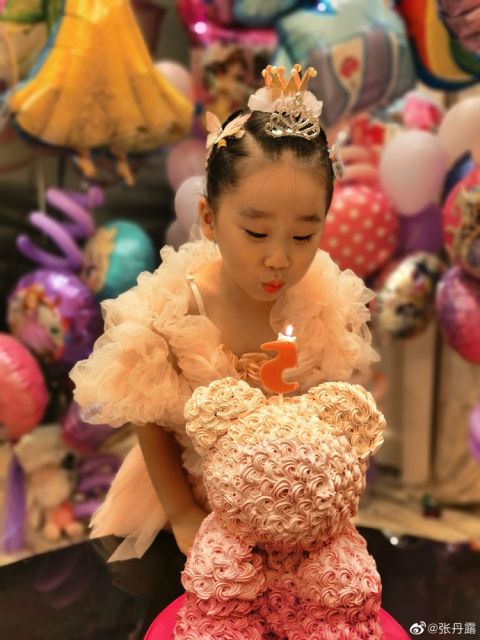 赵文卓夫妇为小女儿庆生luna穿公主裙与哥哥同切蛋糕十分有爱