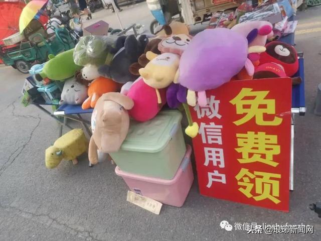 扫一扫微信就能得小礼品不少人想着能免费拿到小礼物扫个二维码也不会