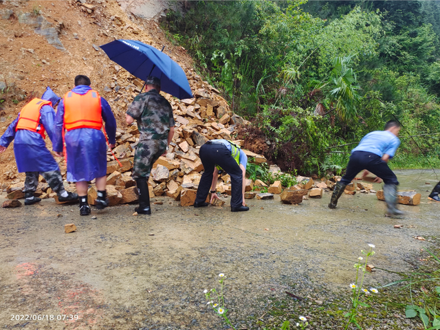 【警徽闪耀抗洪防汛一线】贵州公安:风雨中坚守的“浇”警,致敬最勇敢的“逆行者”休闲区蓝鸢梦想 - Www.slyday.coM 【警徽闪耀抗洪防汛一线】贵州公安:风雨中坚守的“浇”警,致敬最勇敢的“逆行者”休闲区蓝鸢梦想 - Www.slyday.coM