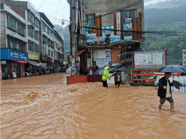 【警徽闪耀抗洪防汛一线】贵州公安:风雨中坚守的“浇”警,致敬最勇敢的“逆行者”休闲区蓝鸢梦想 - Www.slyday.coM 【警徽闪耀抗洪防汛一线】贵州公安:风雨中坚守的“浇”警,致敬最勇敢的“逆行者”休闲区蓝鸢梦想 - Www.slyday.coM