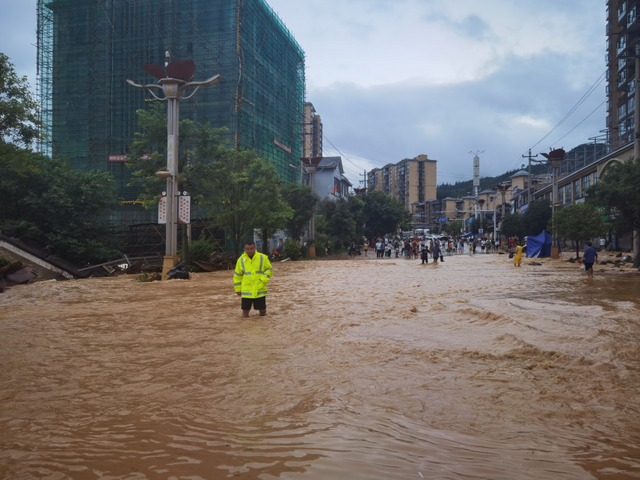 【警徽闪耀抗洪防汛一线】贵州公安:风雨中坚守的“浇”警,致敬最勇敢的“逆行者”休闲区蓝鸢梦想 - Www.slyday.coM 【警徽闪耀抗洪防汛一线】贵州公安:风雨中坚守的“浇”警,致敬最勇敢的“逆行者”休闲区蓝鸢梦想 - Www.slyday.coM