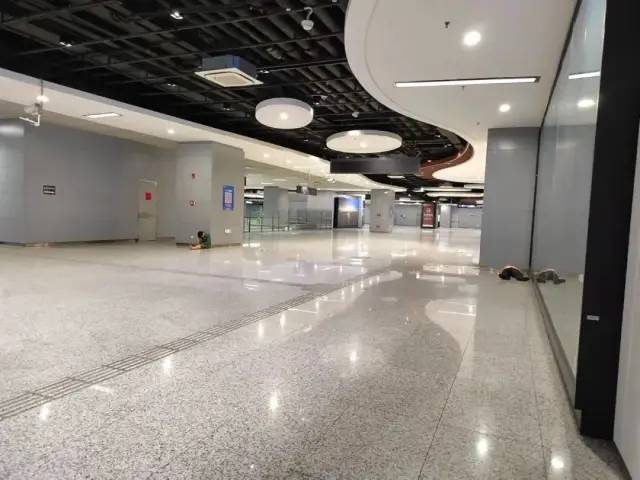 “我躲在上海虹桥的卫生间，不知道去哪”休闲区蓝鸢梦想 - Www.slyday.coM