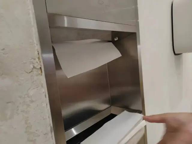 “我躲在上海虹桥的卫生间，不知道去哪”休闲区蓝鸢梦想 - Www.slyday.coM