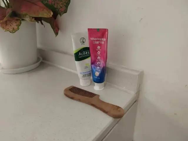 “我躲在上海虹桥的卫生间，不知道去哪”休闲区蓝鸢梦想 - Www.slyday.coM