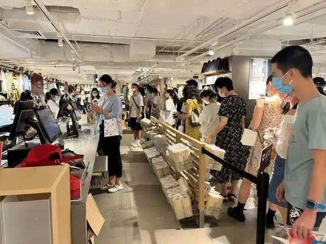 实体店又输了?“只逛不买”成普遍现象,老板无可奈何,咋回事?__财经头条