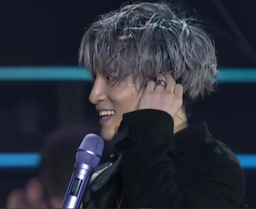 薛之谦灰发自拍还配了一个等字是让大家等新歌吗