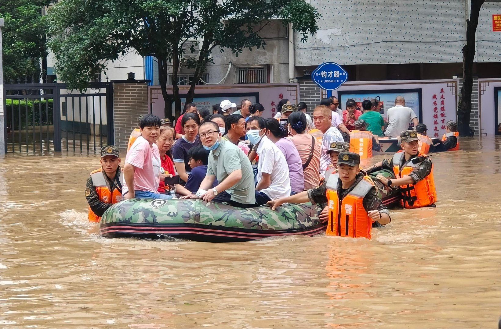 广西桂林洪水来袭,武警官兵奋战救援一线!