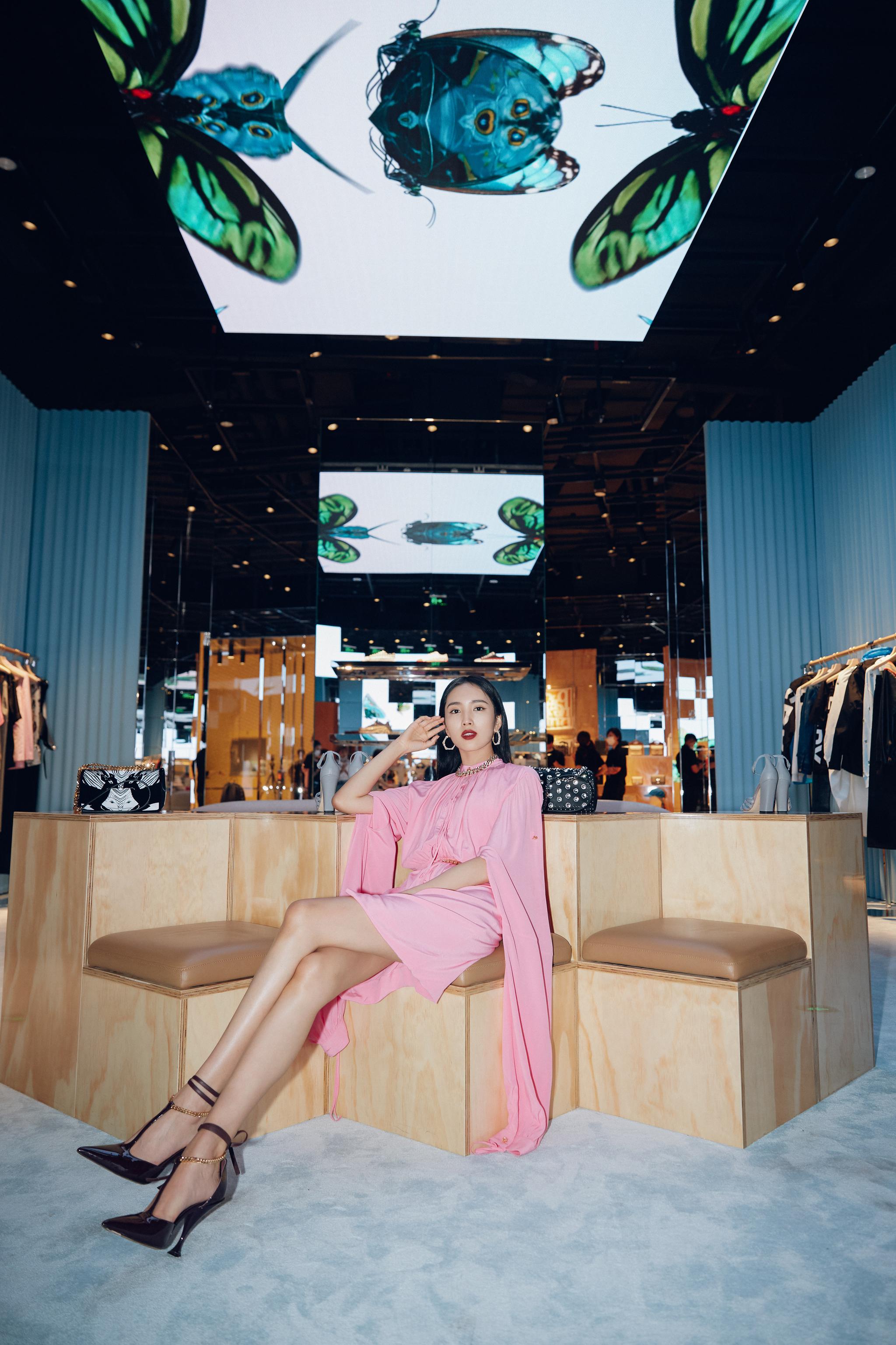 确认过眼神,是能驾驭芭比粉的人.独特的镂空翻折设计