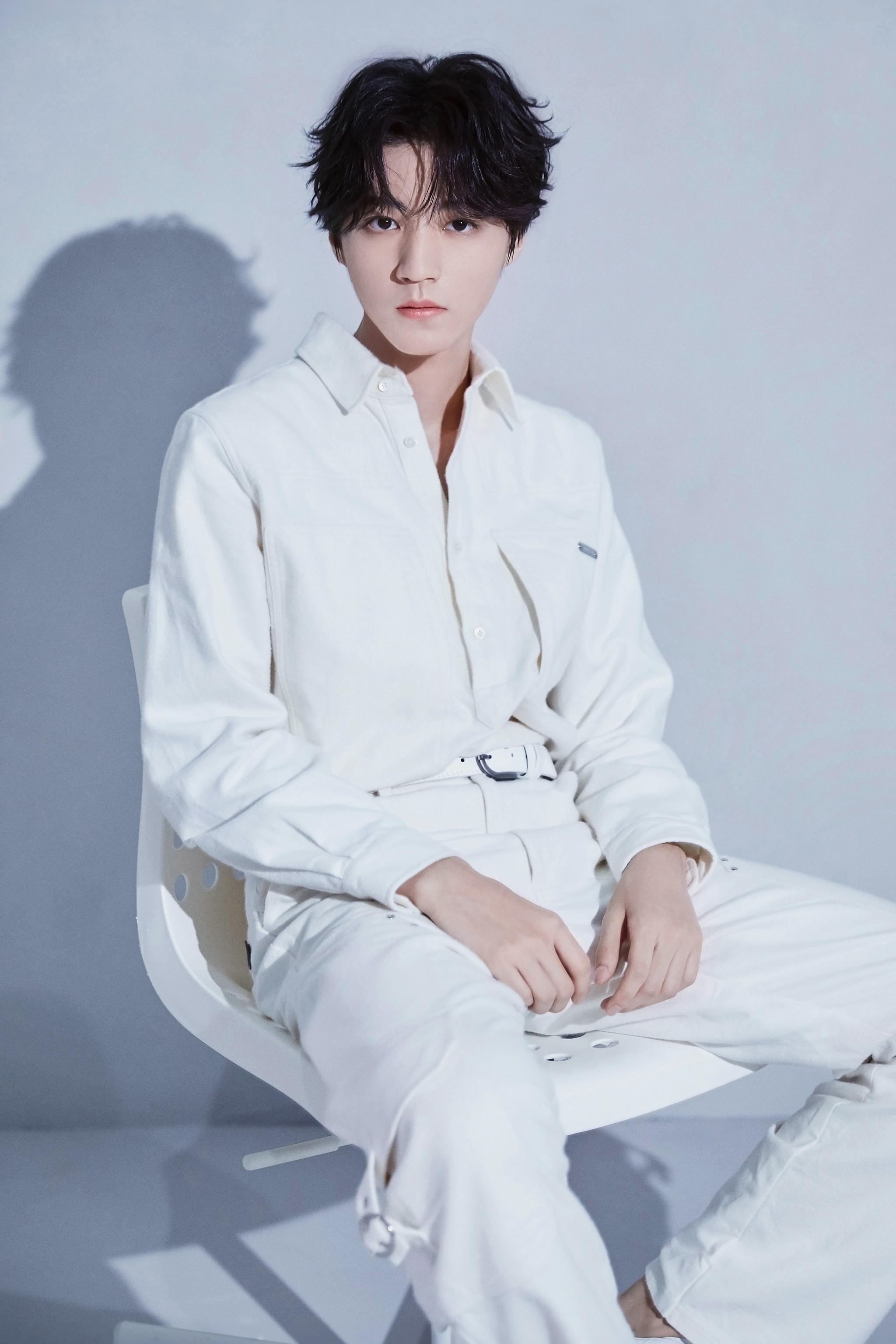 一身白色工装帅气十足