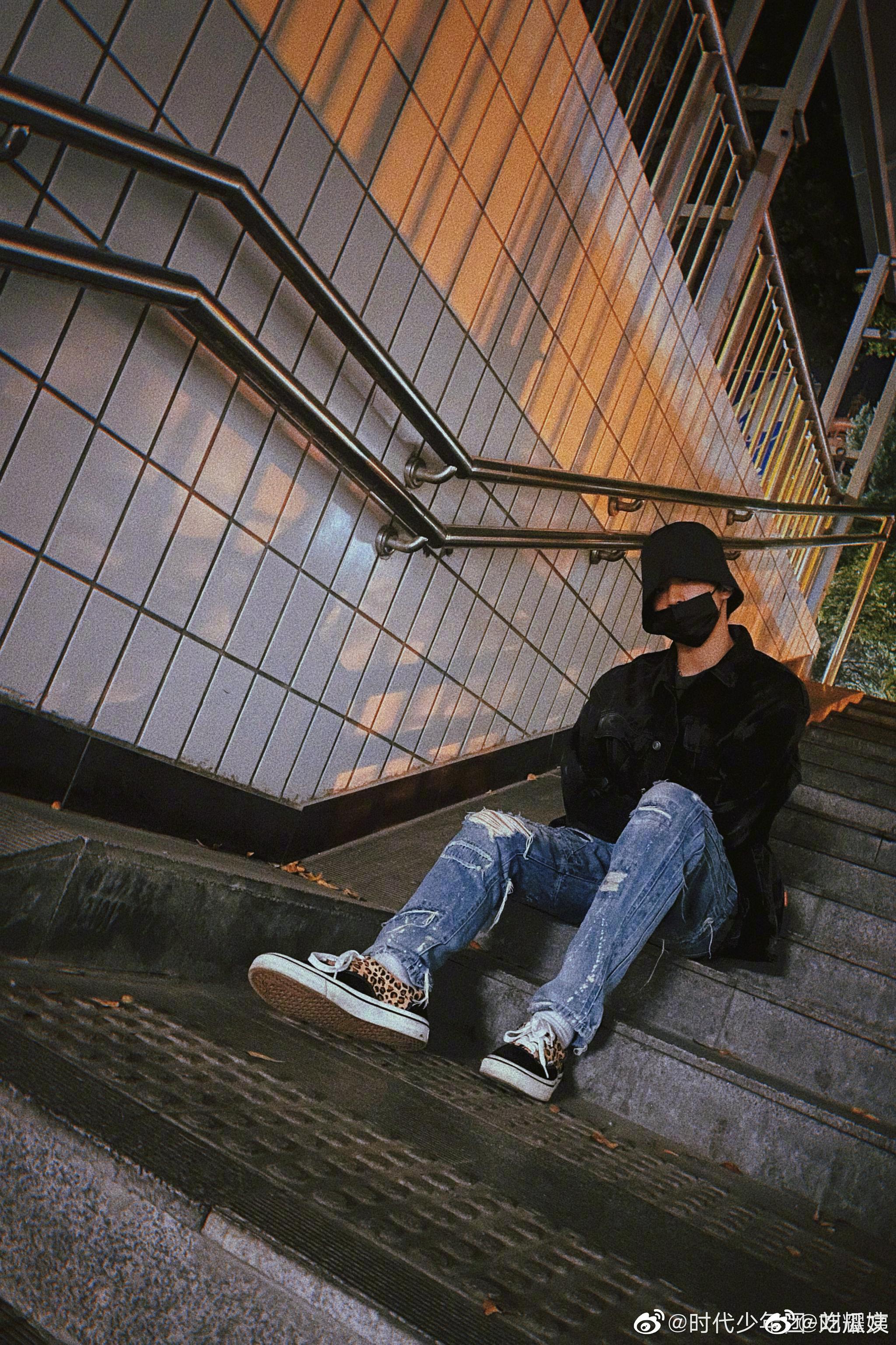 刘耀文晒出背影随拍告别11月路灯氛围感拉满