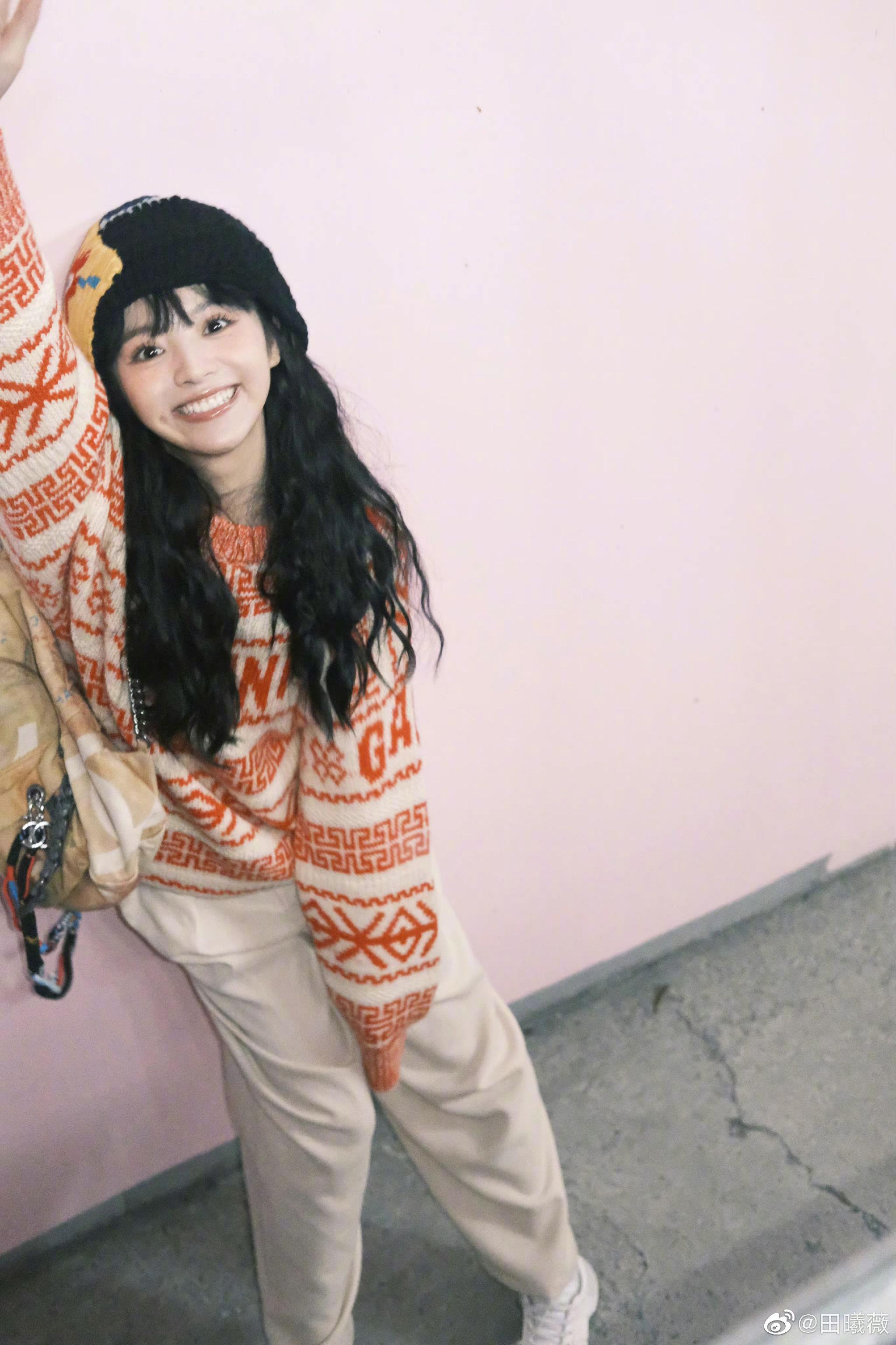 田曦薇分享不一样的九宫格甜妹无所畏惧搞怪甜美都很可爱啊