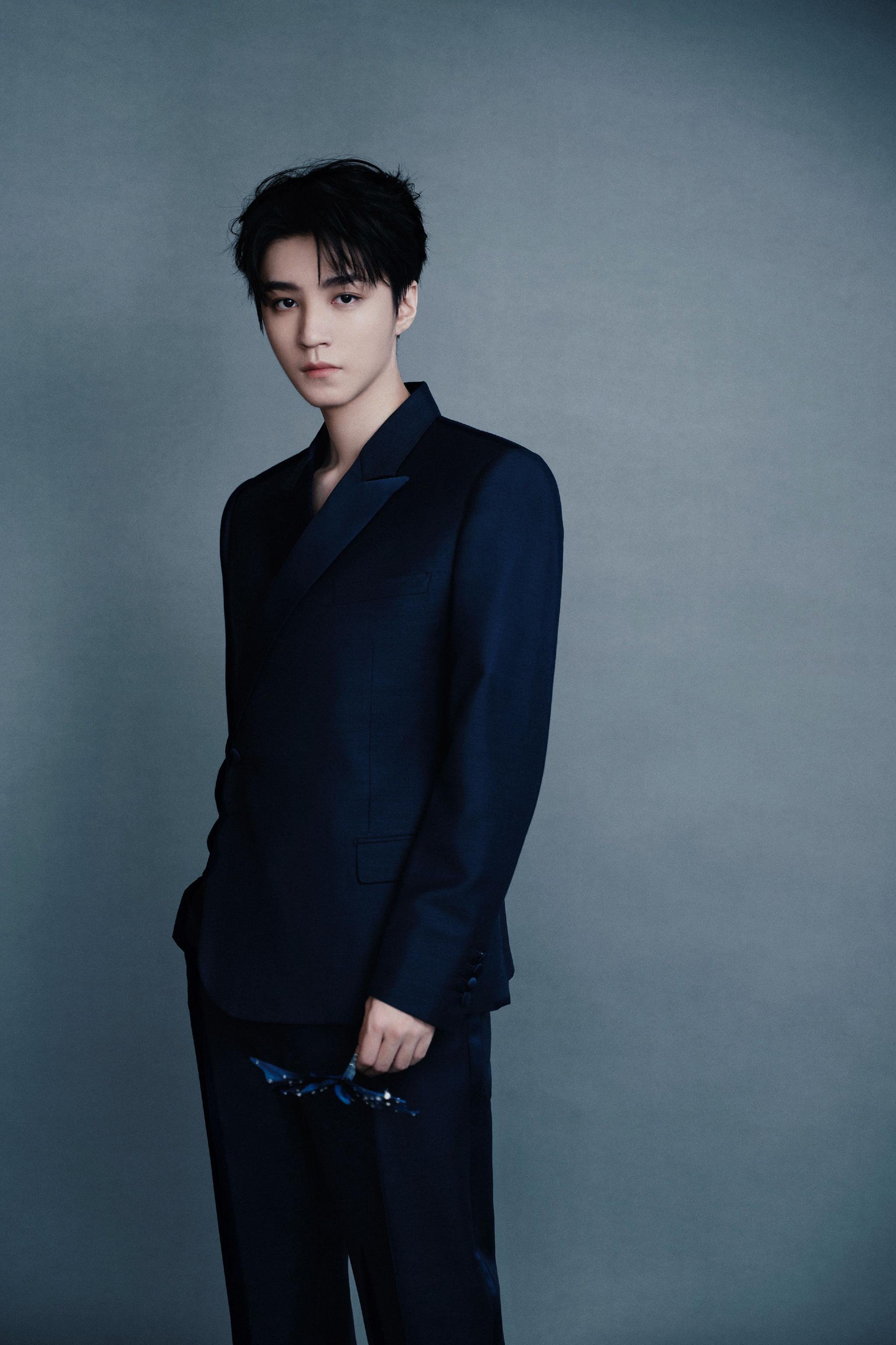 王俊凯今日迪奥活动造型出图,西装革履精致内敛的贵公子,状态太能打了