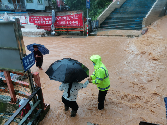 【警徽闪耀抗洪防汛一线】贵州公安:风雨中坚守的“浇”警,致敬最勇敢的“逆行者”休闲区蓝鸢梦想 - Www.slyday.coM 【警徽闪耀抗洪防汛一线】贵州公安:风雨中坚守的“浇”警,致敬最勇敢的“逆行者”休闲区蓝鸢梦想 - Www.slyday.coM