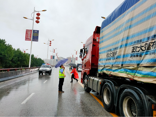 【警徽闪耀抗洪防汛一线】贵州公安:风雨中坚守的“浇”警,致敬最勇敢的“逆行者”休闲区蓝鸢梦想 - Www.slyday.coM 【警徽闪耀抗洪防汛一线】贵州公安:风雨中坚守的“浇”警,致敬最勇敢的“逆行者”休闲区蓝鸢梦想 - Www.slyday.coM