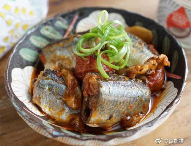 茄汁秋刀鱼,煎鱼不破有窍门,鱼这么做一点也不腥,酸甜可口美味|番茄|葱白|椰子油|解冻_新浪新闻