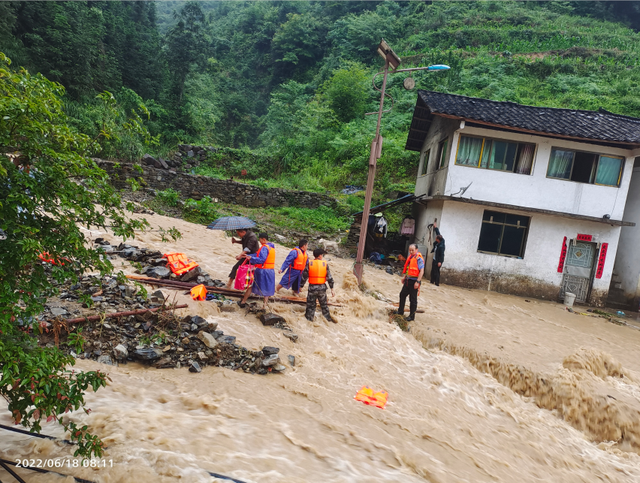 【警徽闪耀抗洪防汛一线】贵州公安:风雨中坚守的“浇”警,致敬最勇敢的“逆行者”休闲区蓝鸢梦想 - Www.slyday.coM 【警徽闪耀抗洪防汛一线】贵州公安:风雨中坚守的“浇”警,致敬最勇敢的“逆行者”休闲区蓝鸢梦想 - Www.slyday.coM