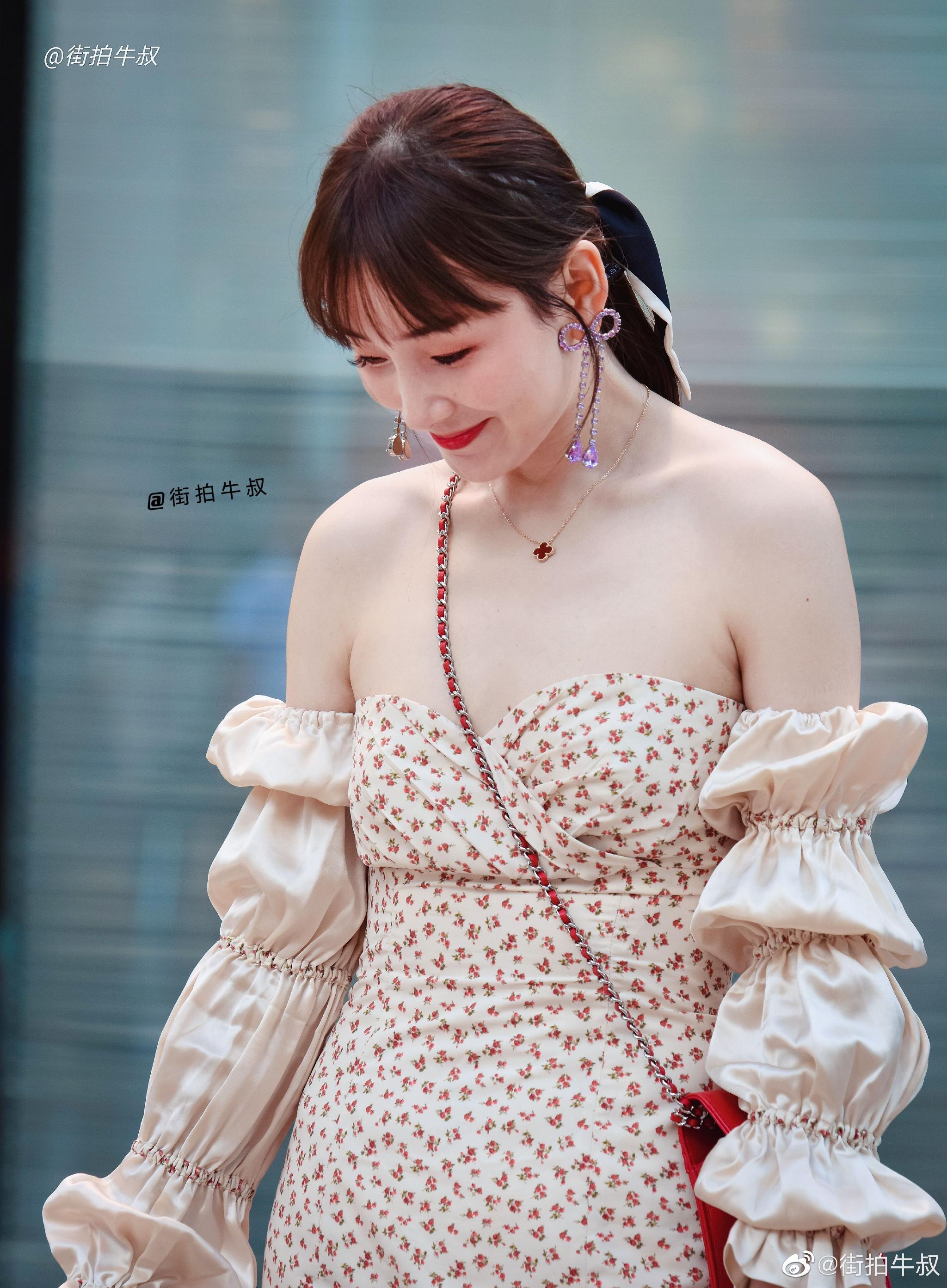 漂亮宝妈穿着别致的一字肩碎花裙出街