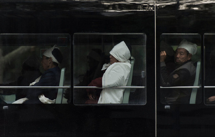 车上的人,一扇车窗就像一幅画框,刻画下人生百态.