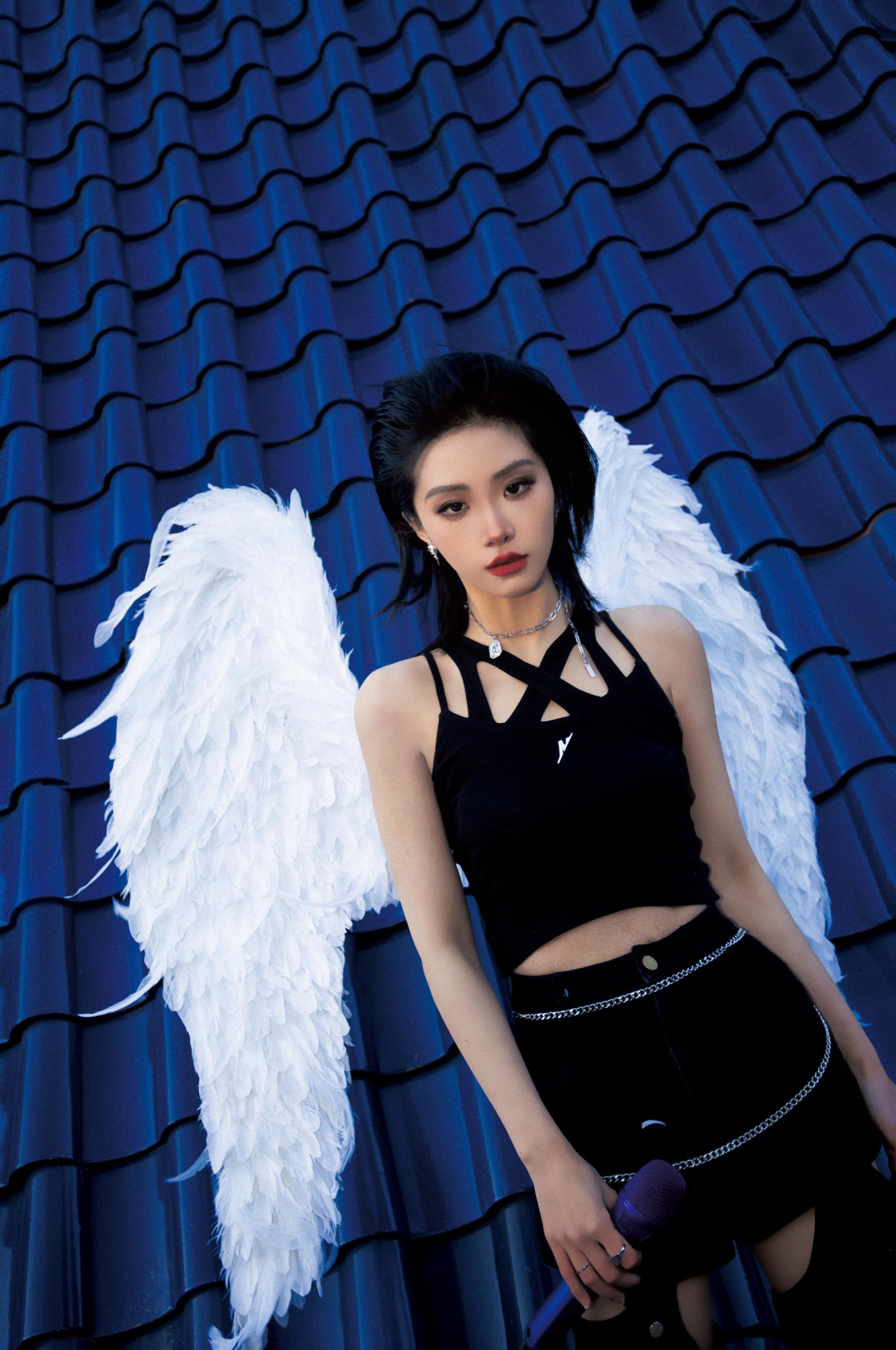 喻言活动造型翅膀造型的朋克烟熏抱着吉他真的帅