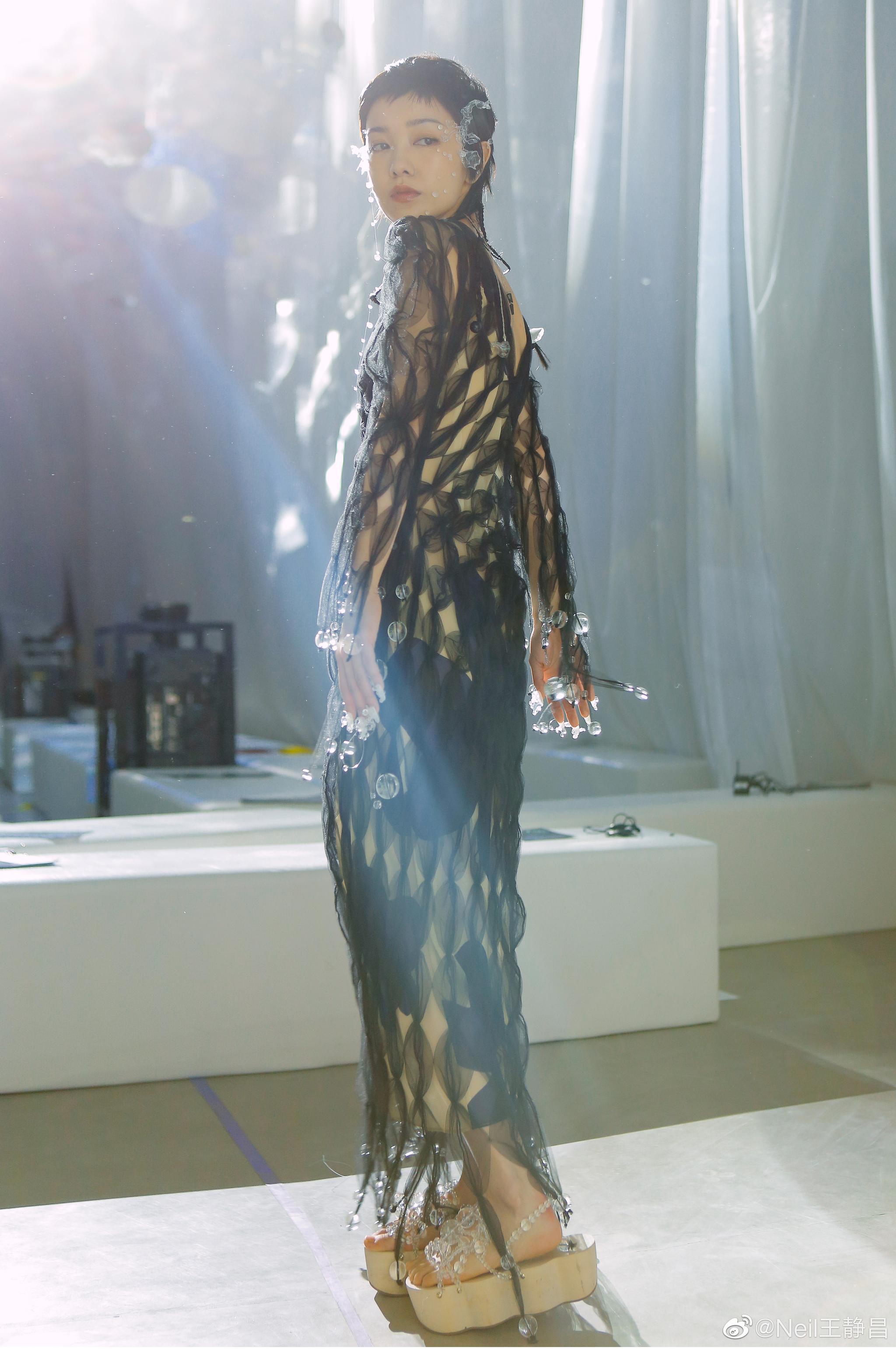 前两天上海时装周上susanfang完成了2021秋冬大秀