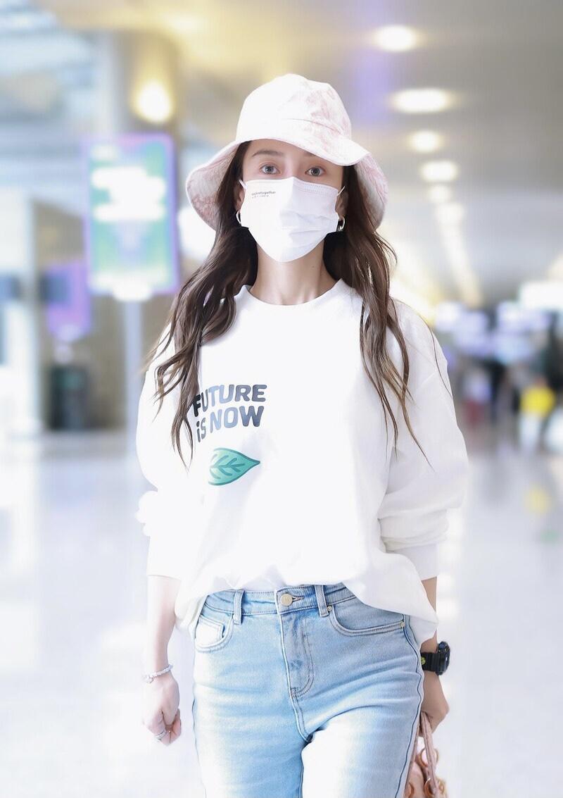 angelababy终于看上去胖一点了穿卫衣配牛仔裤减龄时尚