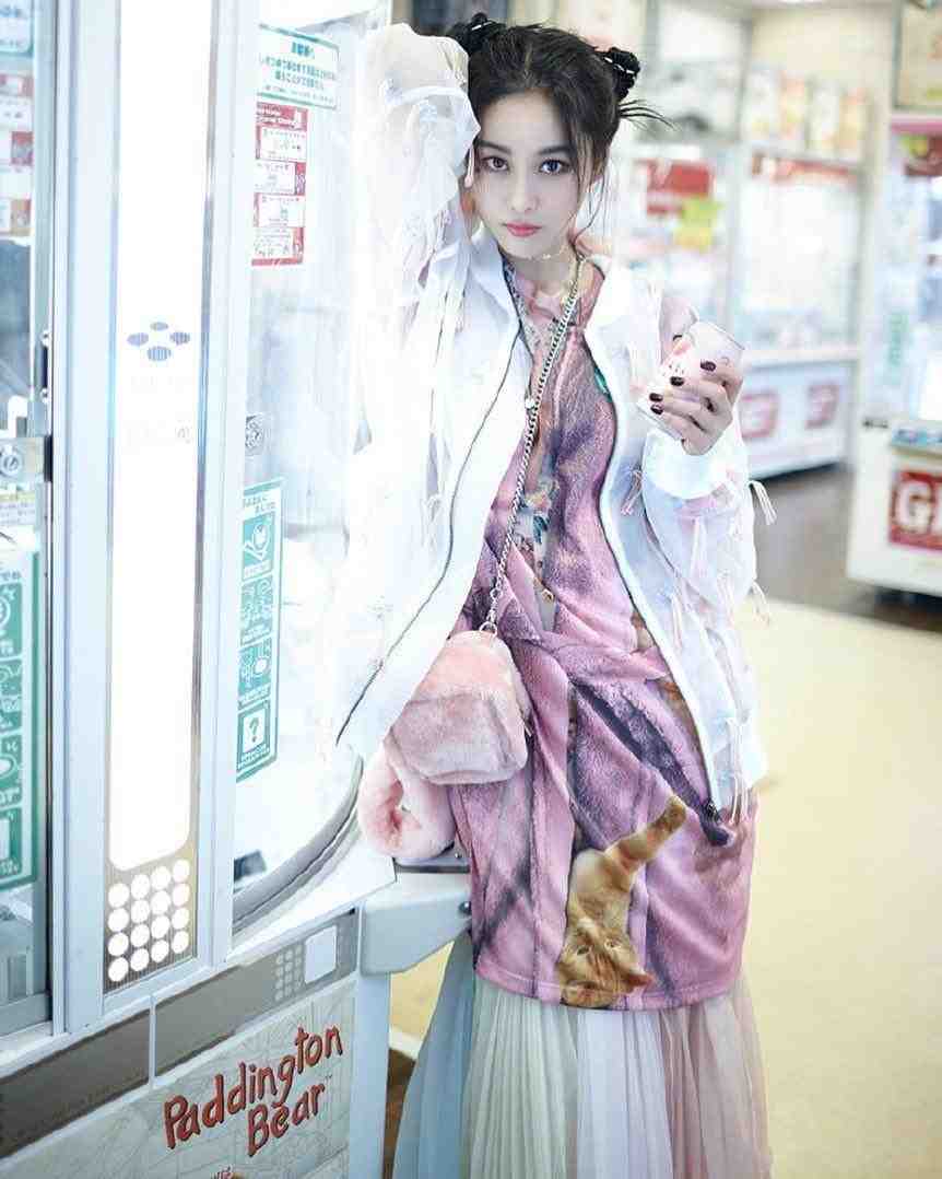 军嫂张馨予当妈后更会穿了，西装+阔腿裤的帅气混搭，时髦感十足休闲区蓝鸢梦想 - Www.slyday.coM