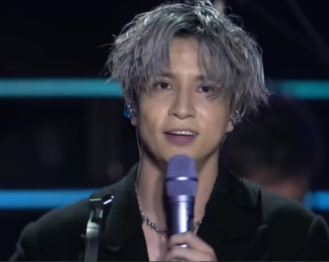 薛之谦灰发自拍还配了一个等字是让大家等新歌吗