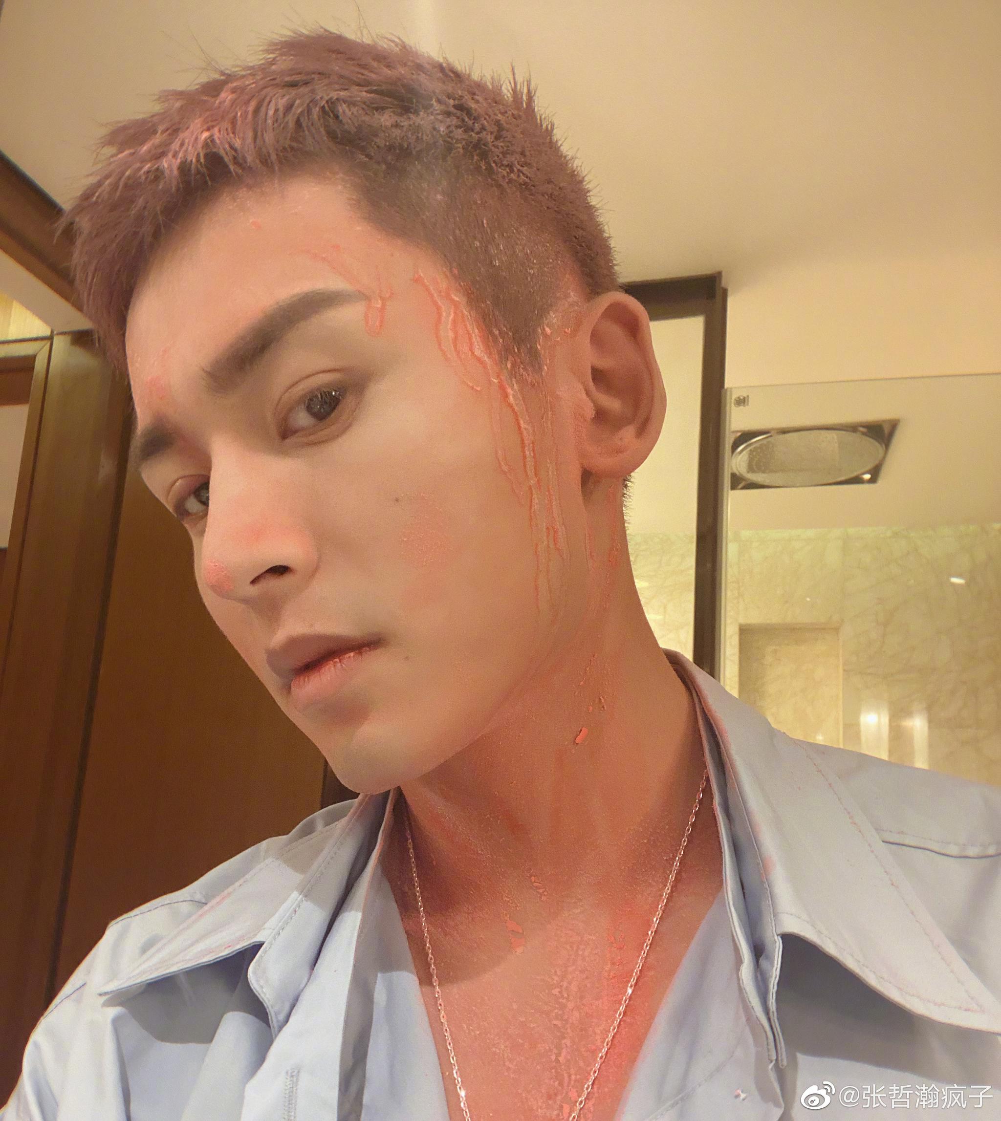 张哲瀚之前染的粉色头发掉色了,不过现在这个发色也挺好看的嘛!