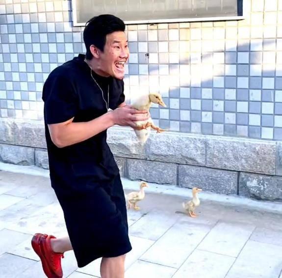 自嘲没下限?嘎子哥自导自演进村偷鸭,网友:可算把流量玩明白了|谢孟伟|嘎子|下限_新浪新闻