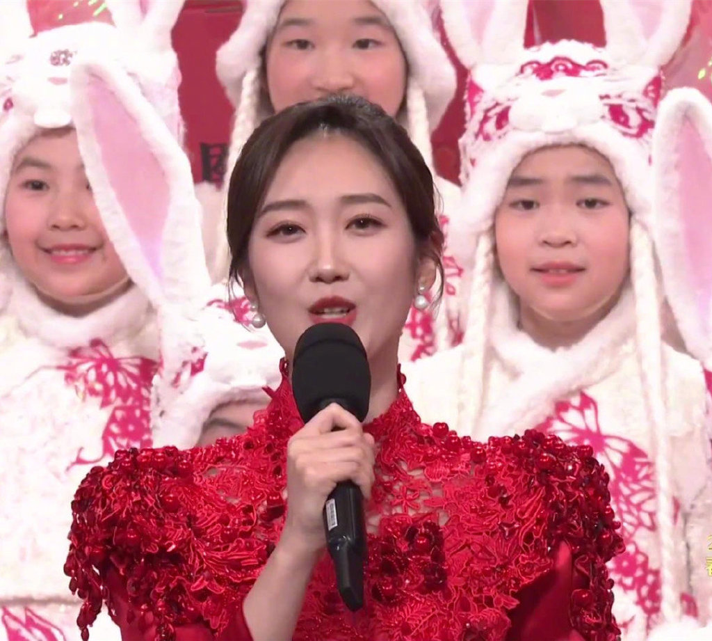 春晚女主持状态:龙洋站稳C位,马凡舒破音,新人王嘉宁表现不俗|春晚|马凡舒|王嘉宁_新浪新闻