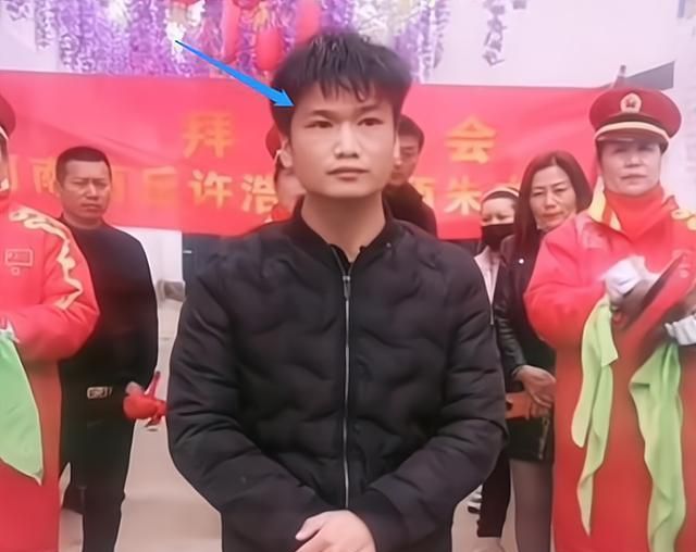 "大衣哥"朱之文作为农民歌手,自从在星光大道上走红后,在当地的知名度