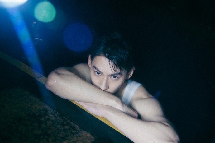 汪卓成泳池大片来啦这个肌肉线条我先斯哈为敬