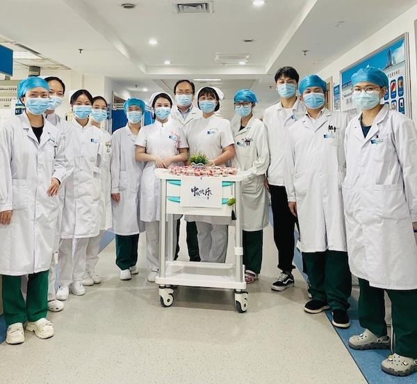 中秋节，医护人员为老人送上特别的九十大寿生日蛋糕休闲区蓝鸢梦想 - Www.slyday.coM