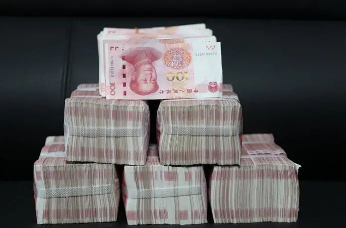 他抱着58万元现金冲进法官办公室