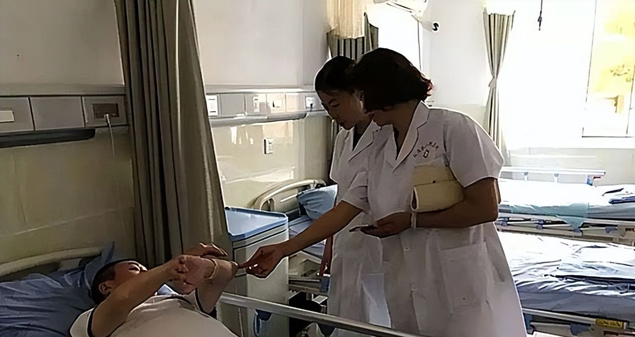 河南女子不顾家人反对，零彩礼嫁网恋瘫痪男友，婚后为其端屎端尿休闲区蓝鸢梦想 - Www.slyday.coM