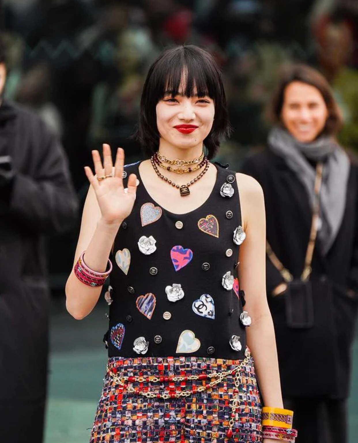 满脸幸福的小松菜奈 出席 chanel 23秋冬大秀_高清图集_新浪网