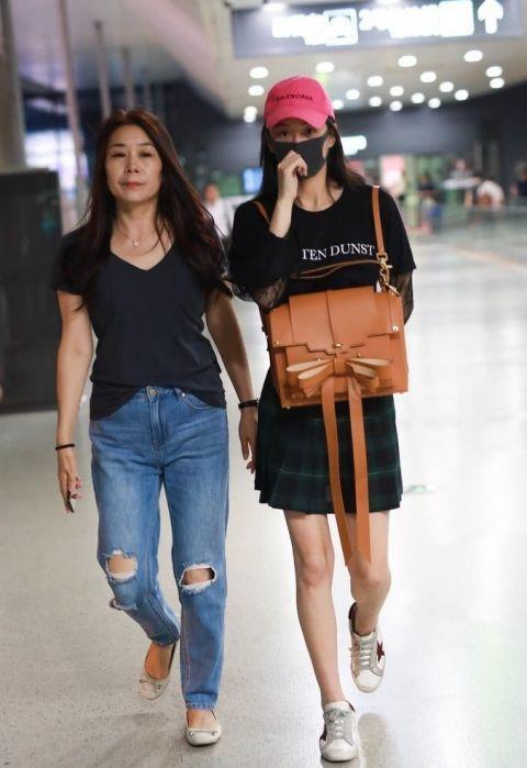 军嫂张馨予当妈后更会穿了，西装+阔腿裤的帅气混搭，时髦感十足休闲区蓝鸢梦想 - Www.slyday.coM